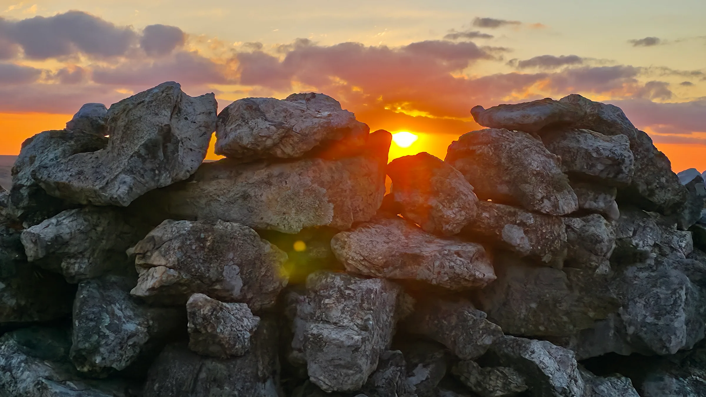Ocaso desde la pirca de piedra
