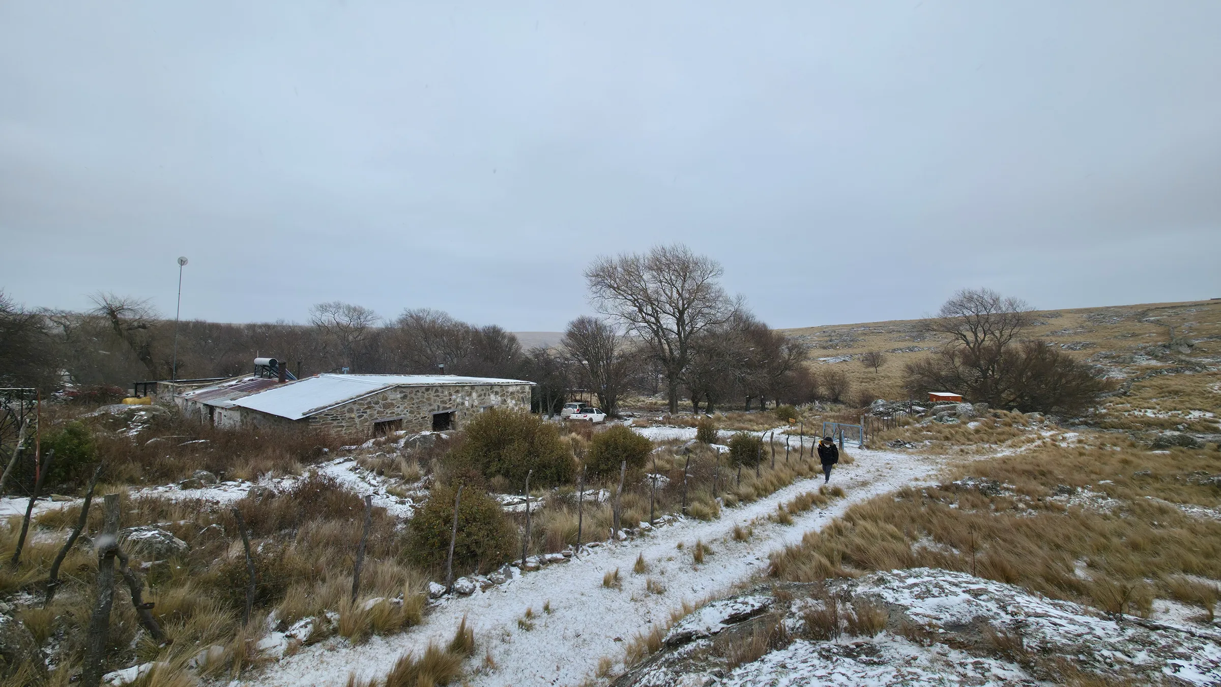 Refugio de piedra bajo la nieve