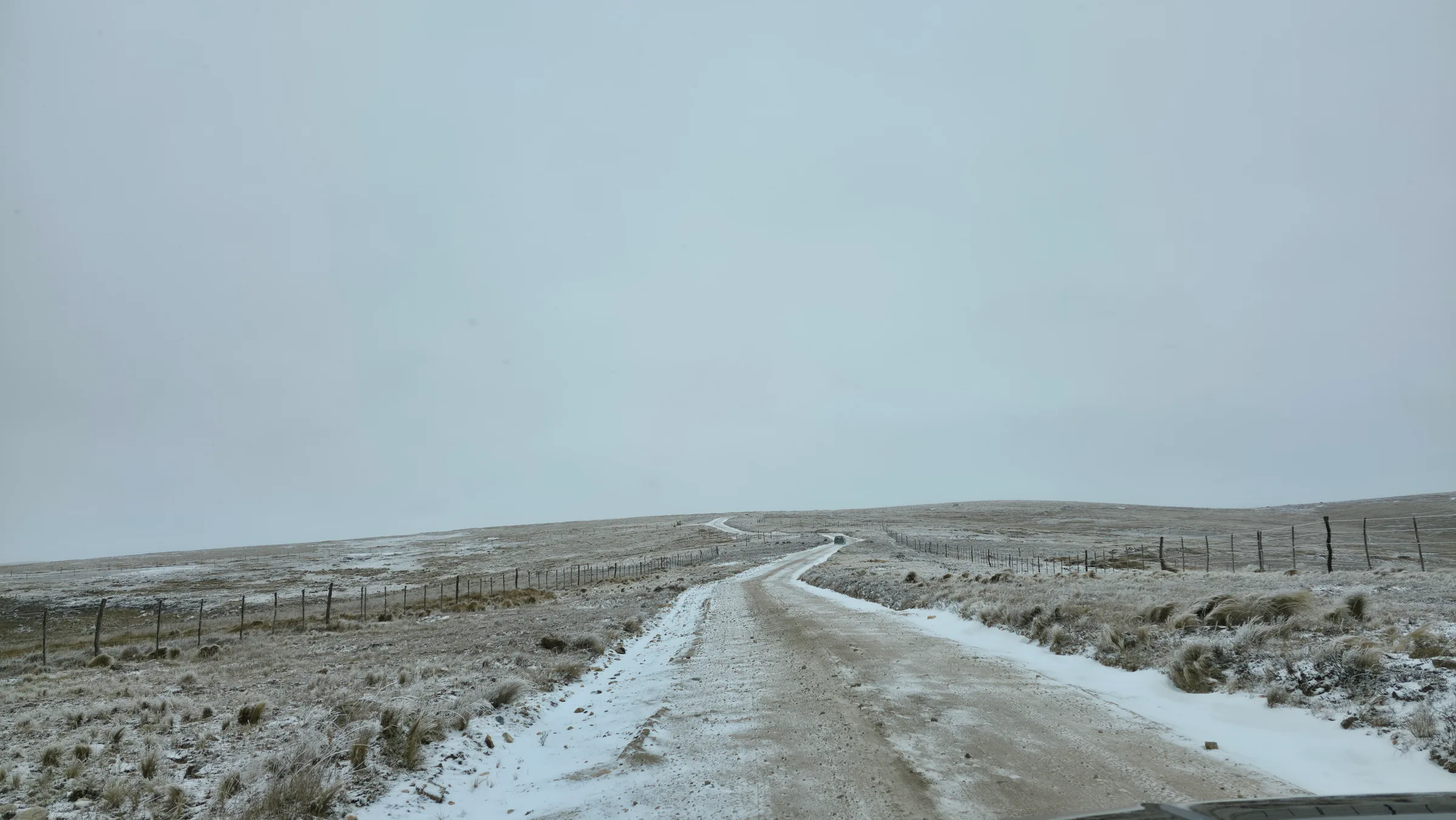 Camino rural hacia el horizonte