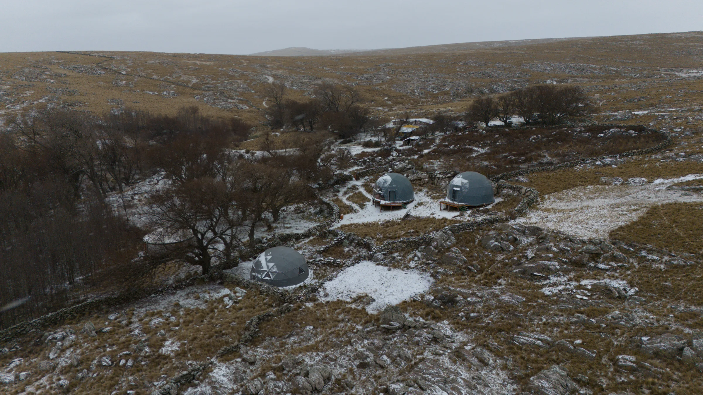 Los tres domos geodésicos nevados