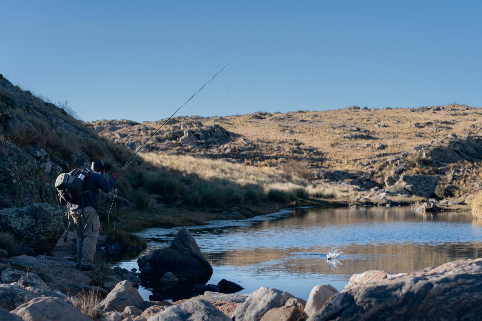 Guide casting into a mountain pool in the Sierras de Córdoba