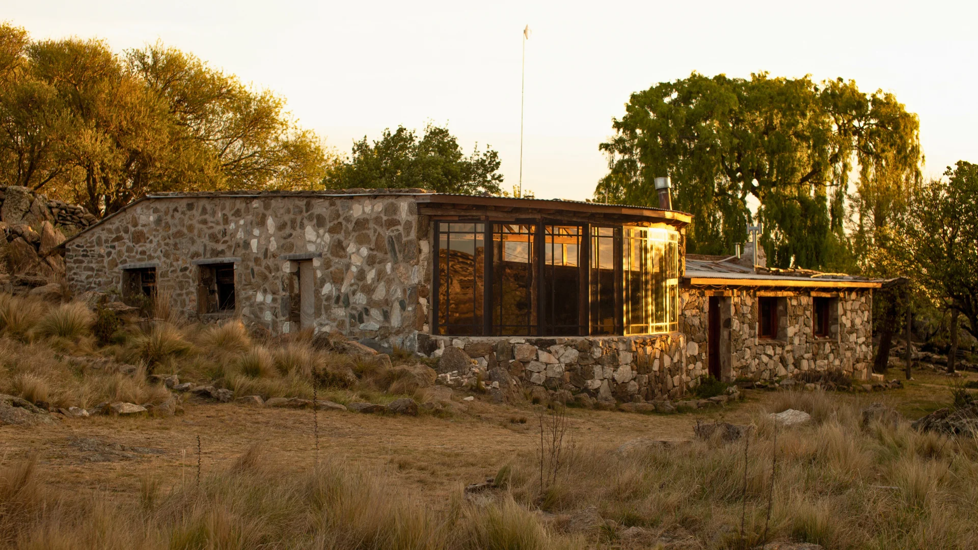 El refugio de piedra al atardecer